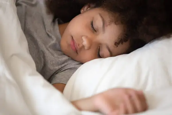 Niño durmiendo plácidamente. Ojalá mi hijo no duerme así de tranquilo.